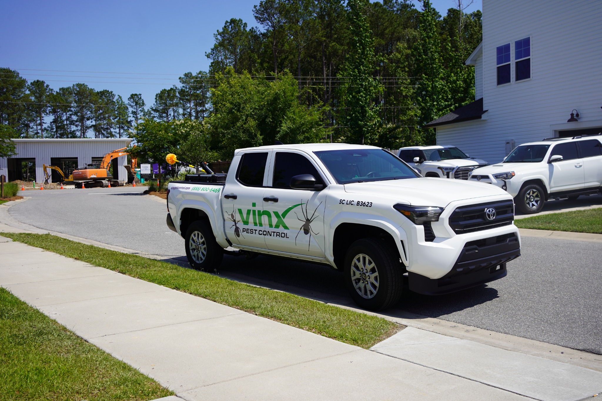 Vinx technician removing cobwebs and wasps in West Ashley